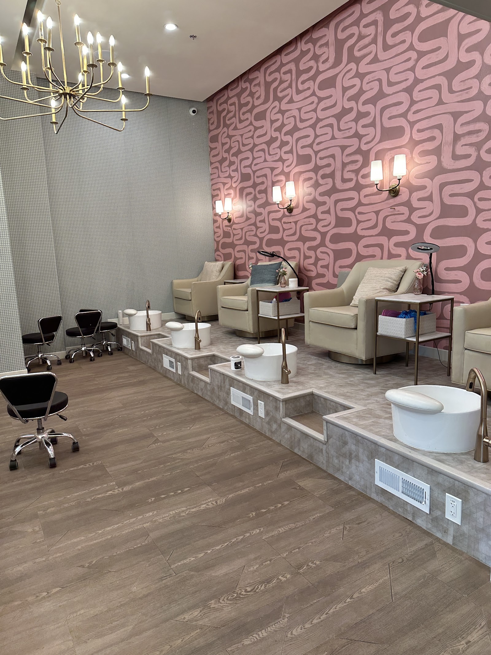 Purluxe Beauty Bar DTC nail photo 4